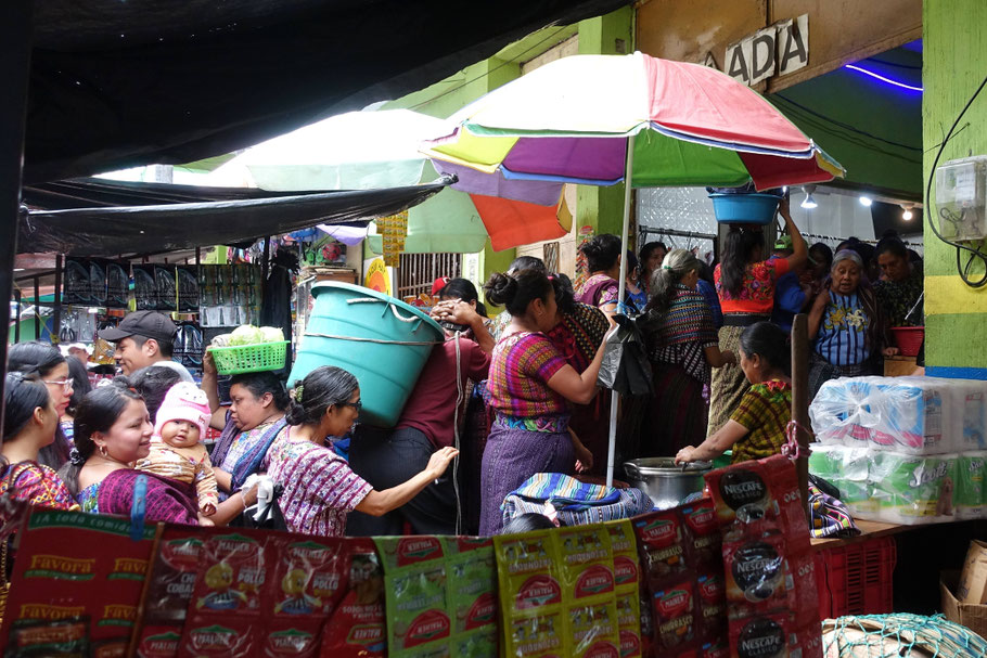 Guatemala : bousculade à l'entrée du mercado municipal de Santiago Atitlán