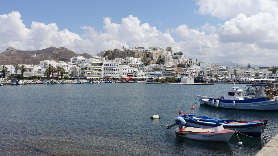 Grèce, Cyclades : Naxos, le port et le kastro (citadelle) de Chora, chef-lieu de l'île 