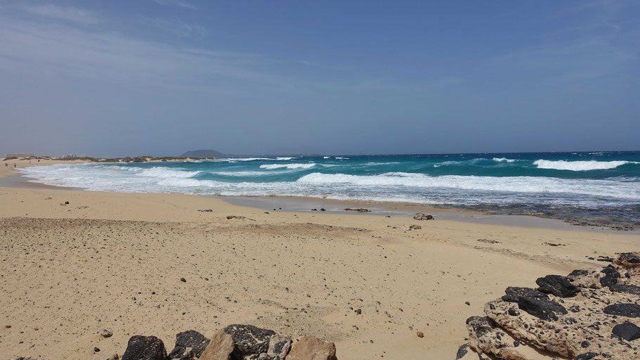 Fuerteventura : plage de Corralejo avec l'île de Lobos au fond