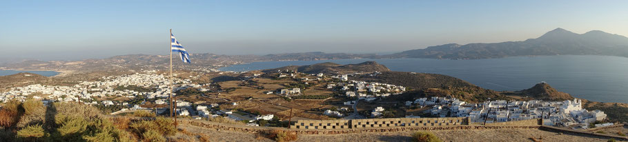 Grèce, Cyclades : vue époustouflante du kastro de Plaka sur l'île et la baie de Milos