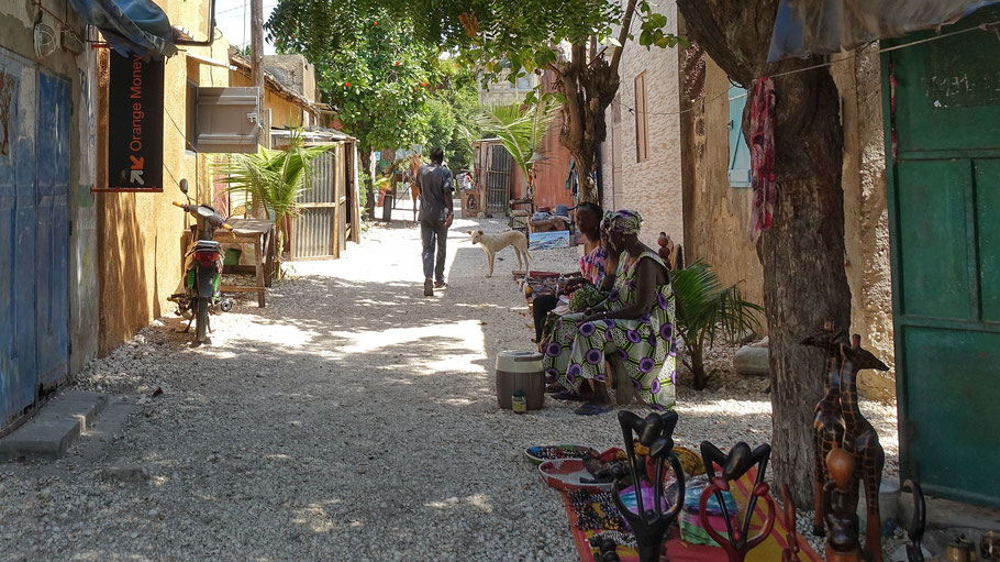 Sénégal : ruelle du village de Fadiouth avec quelques vendeuses d'artisanat