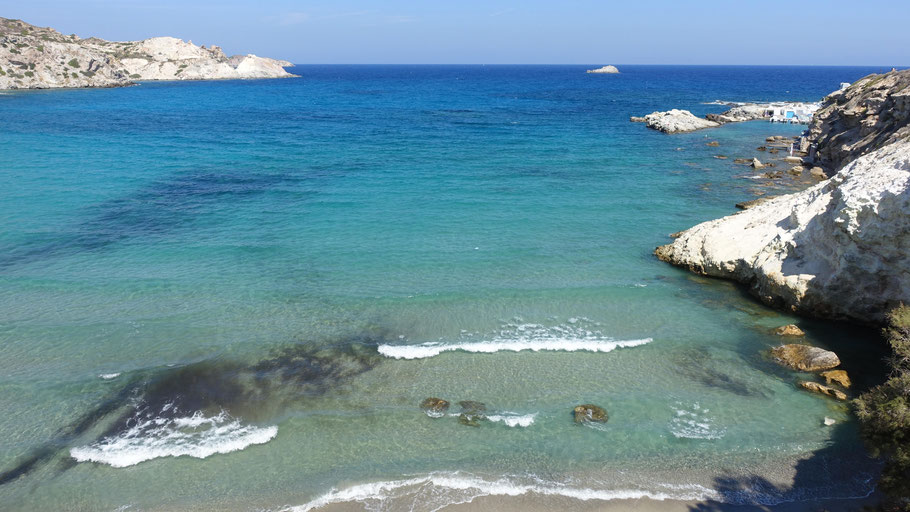 Grèce, Cyclades : Milos, la jolie plage de Tourkothalassa et au fond, le minuscule port de pêche de Mandrakia