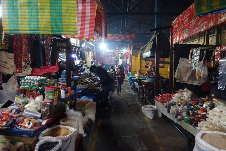 Guatemala : dans une allée du marché couvert de Chichicastenango