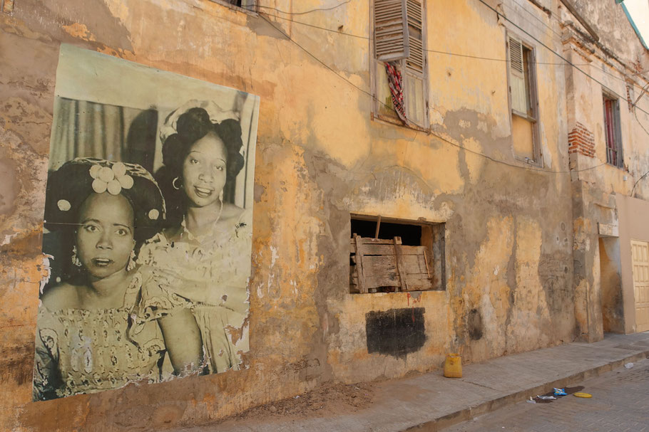 Sénégal : une des oeuvres du MUPHO, le Musée de la Photographie de Saint-Louis, sur la façade d'une demeure du centre historique