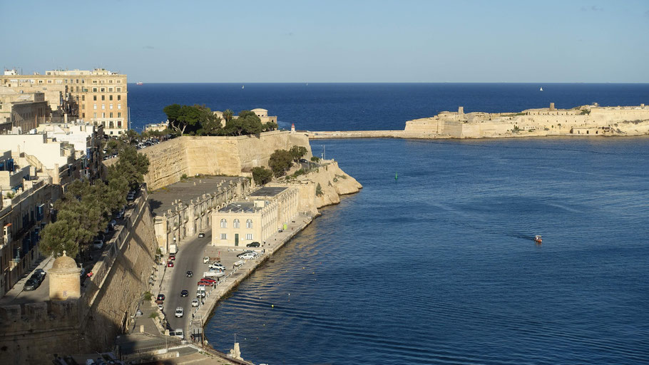 Malte, La Valette : vue des "Upper Barrakka Gardens" sur les "Lower Barrakka Gardens, le fort et le phare de Ricasoli 