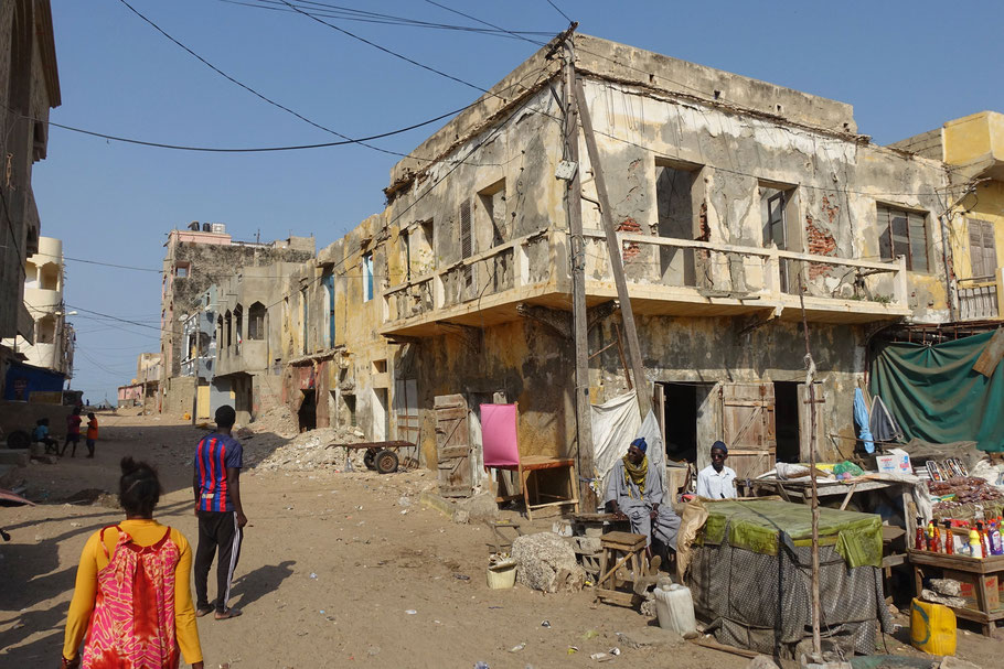 Sénégal, Saint-Louis : rue Pierre Chimère dans le quartier de N'Dar Tout