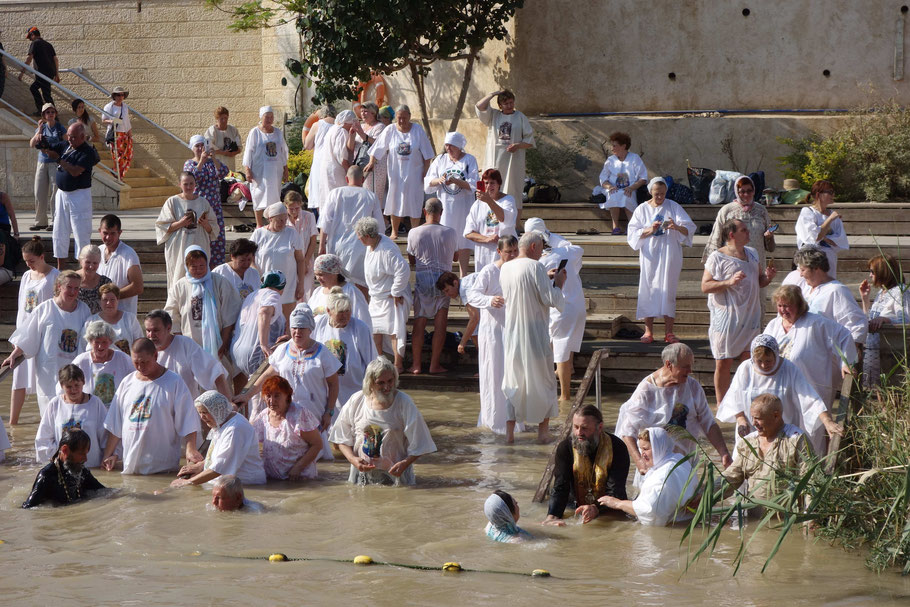 Jordanie, rites baptismaux dans le Jourdain à Béthanie, rives de la Cisjordanie