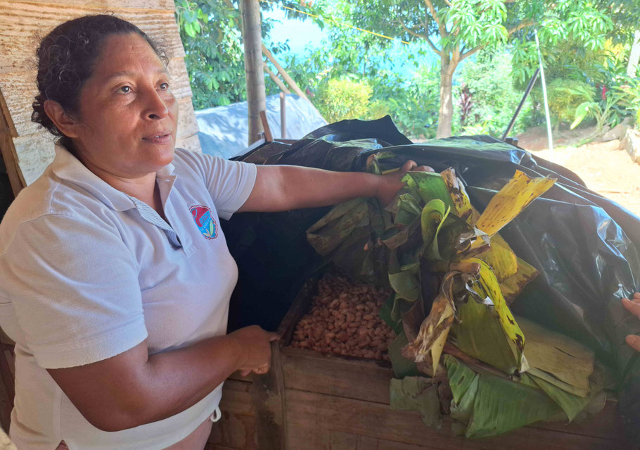 Colombie, Finca Miramar : Enelis expliquant le processus de fermentation 