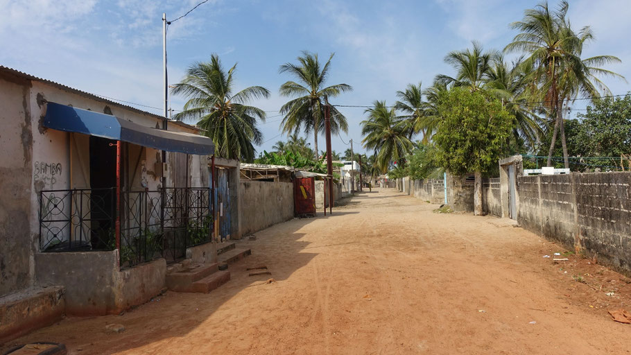 Sénégal, Siné Saloum : rue principale du village de Palmarin