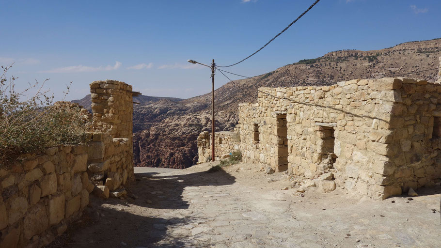 Jordanie, le bout du village avant la descente du Wadi Dana Trail