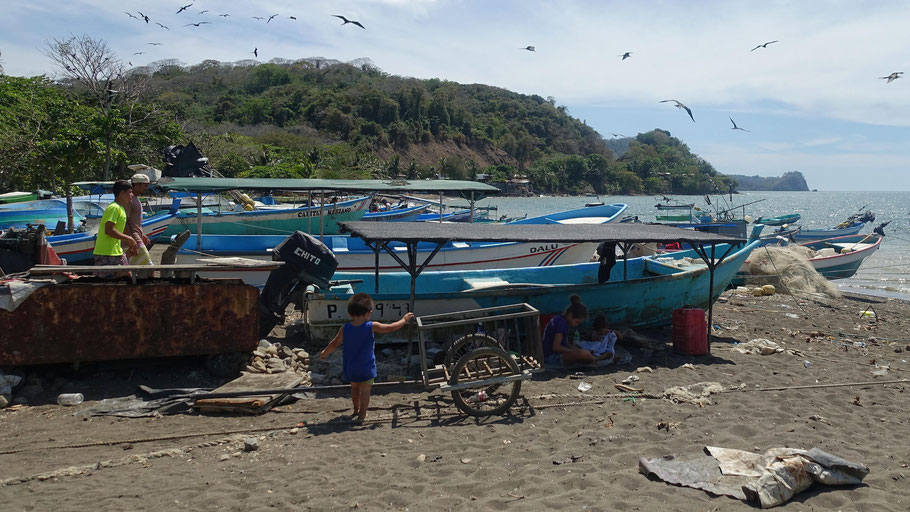 Costa Rica : enfants sur la plage du port de Tarcoles