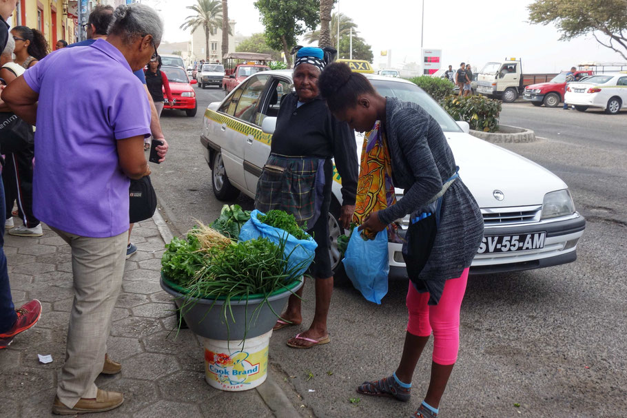 Cap-Vert, São Vicente : vendeuse dans la rue à Mindelo
