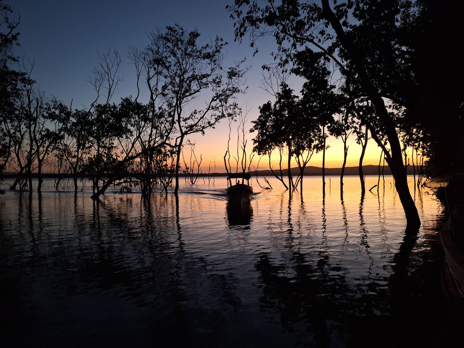 Guatemala : lagune de Yaxhá à la nuit tombée