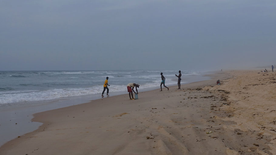 Sénégal : l'immense plage près du Lac Rose à la tombée du jour