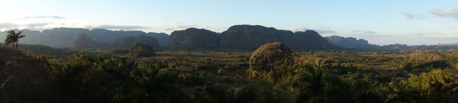 Cuba, coucher de soleil sur toute la vallée de Viñales : vue du bar de l’hôtel Los Jazmines 