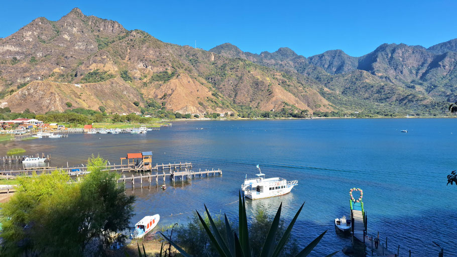Guatemala, San Juan La Laguna : lac Atitlán vu de l'Eco Hotel Uxlabil