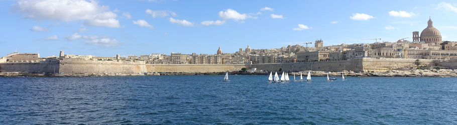 Malte : vue sur La Valette (fort et baie Saint Elmo)  de Tas-Sliema