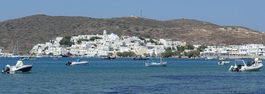 Grèce, Cyclades : Adamas, port principal de Milos où arrivent et partent les ferries