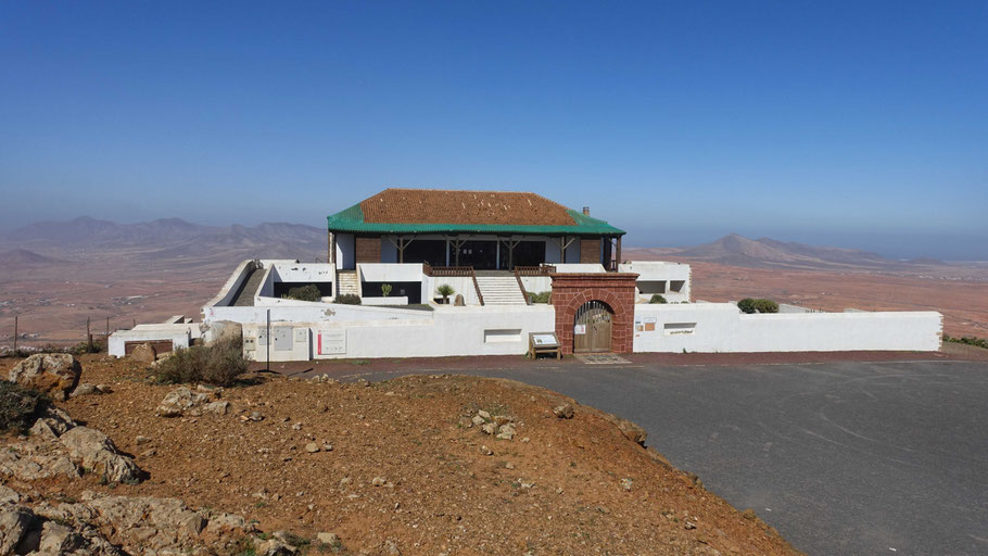 Fuerteventura : mirador Morro Velosa ou Morro de la Cruz, observatoire dessiné par César Manrique, à 5 km au nord de Betancuria