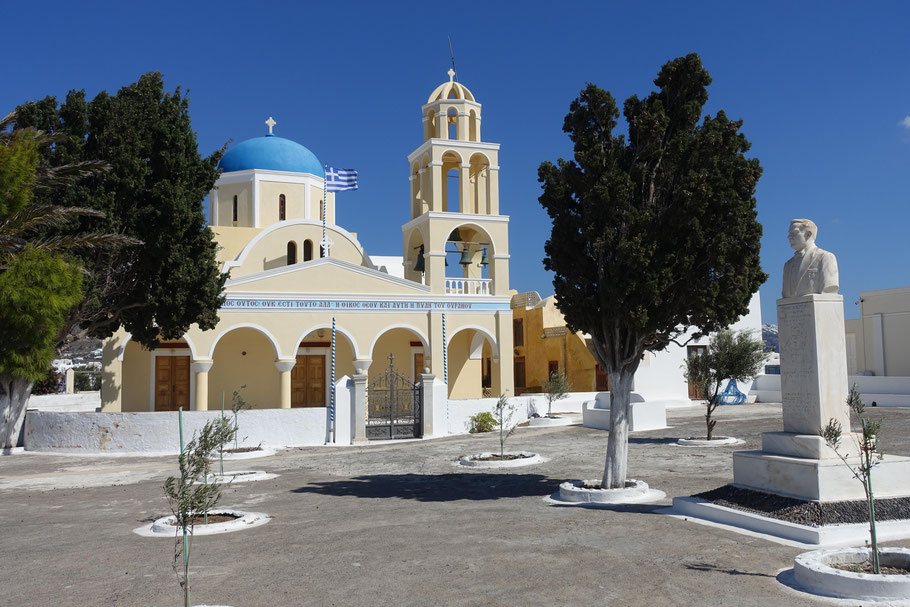 Grèce, Cyclades : Santorin, Oia église Saint-Georges de Perivolas et buste de l'armateur Loukas Nomikos, grand bienfaiteur de l'église