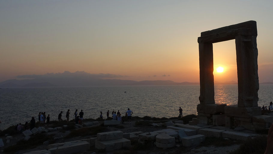 Grèce, Cyclades : Naxos, la Portara, porte principale en marbre du temple d'Apollon construit au VIème siècle avant J.C. 