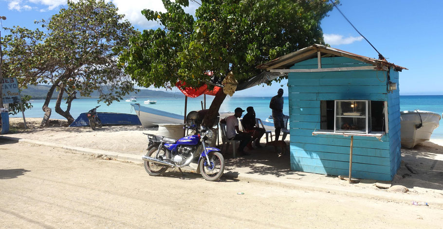 République Dominicaine, Punta Rucia : rue principale et plage