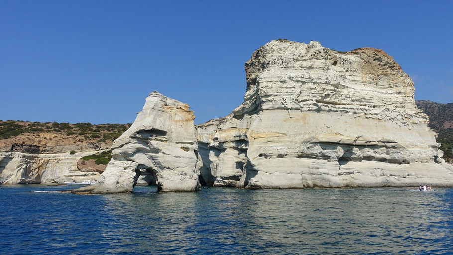 Grèce, Cyclades : Milos, c'est de la mer que les falaises de Kleftiko sont vraiment magnifiques à voir