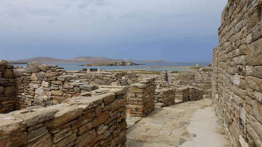 Grèce, Cyclades : Délos, vue du quartier du théâtre sur l'îlot Megalos Rematiaris et derrière, l'île de Rhénée
