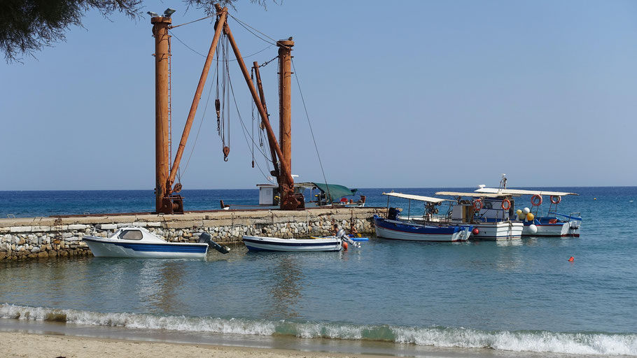 Grèce, Cyclades : Naxos, le minuscule port de pêche de Moutsouna
