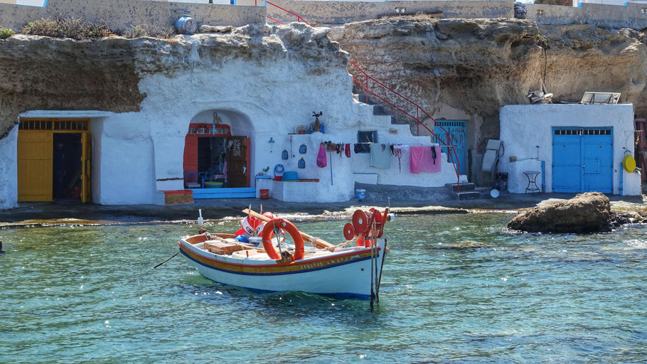 Grèce, Cyclades : Milos, le port de Mandrakia