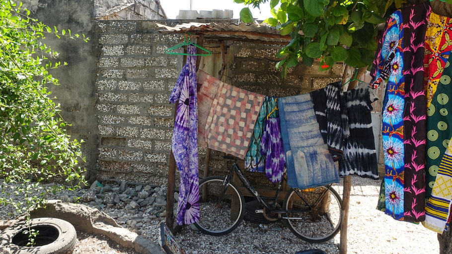 Sénégal, île de Fadiouth : les coquillages sont au sol... et dans les murs des maisons