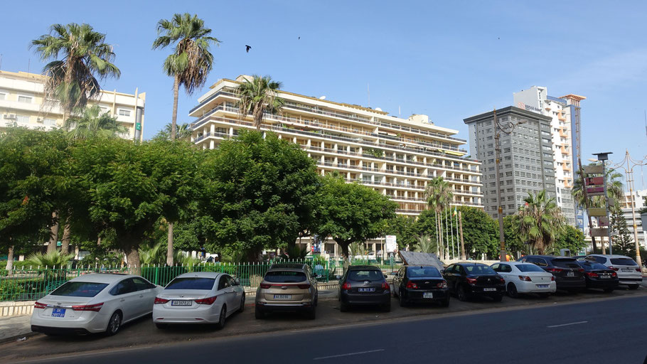 Sénégal, Dakar : place de l'Indépendance, coeur battant de la ville avec ses grandes banques, la Chambre de Commerce et le Ministère des Affaires Etrangères