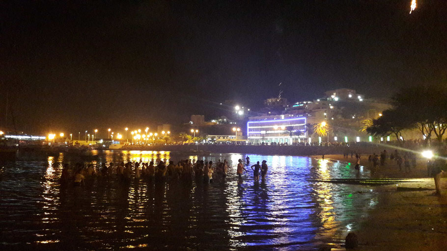 Réveillon du Nouvel An au Cap-vert : feu d'artifice et bain de minuit à Mindelo