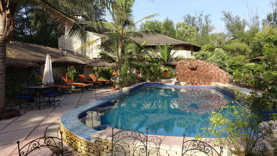 Sénégal : la piscine et le joli jardin du Calao du Lac Rose