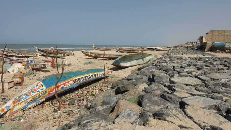 Sénégal, Saint-Louis : Pirogues de pêcheurs sur la plage de Guet N'Dar sur laquelle une digue a été construite pour protéger le village des assauts de l'océan atlantique