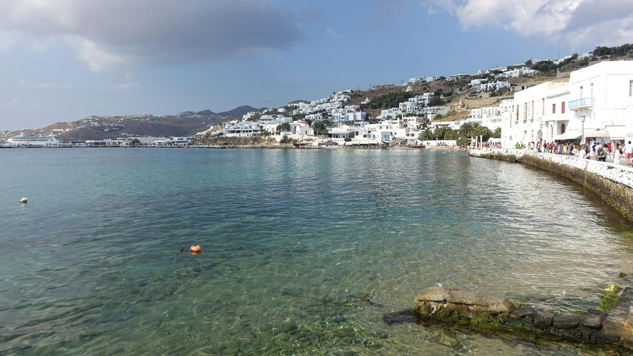 Grèce, Cyclades : vue du vieux port sur la petite plage de Mykonos