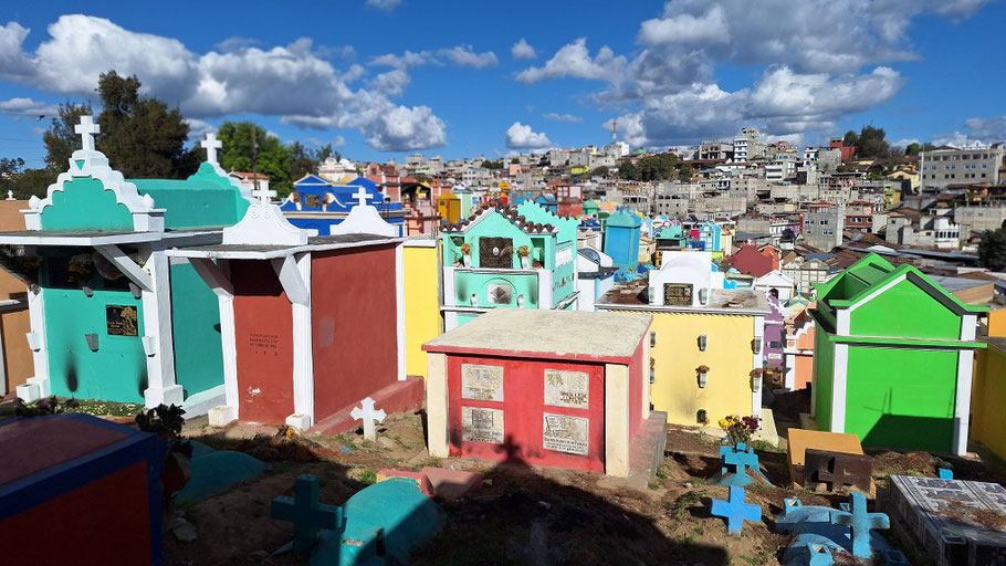 Guatemala : l'incroyable cimetière aux tombes colorées de Chichicastenango