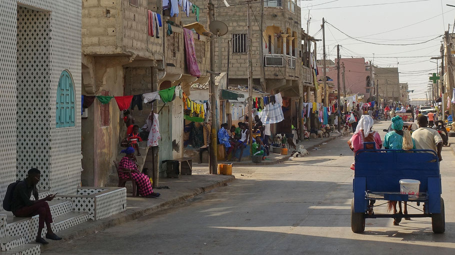 Sénégal, Saint-Louis : avenue Dodds à Guet N'Dar peu après la rue Réyé Fall