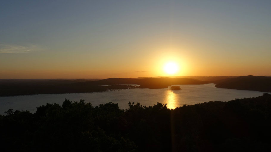 Guatemala : coucher de soleil sur la lagune de Yaxhá
