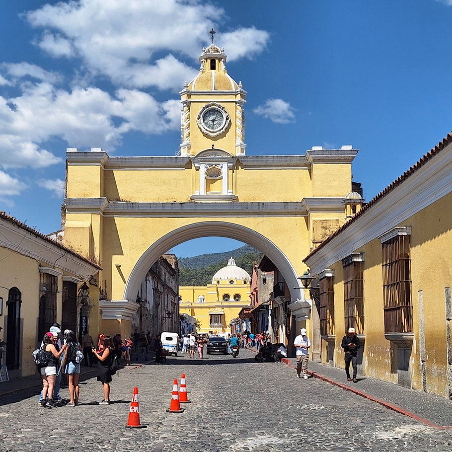 Guatemala, Antigua : Arco de Santa Catalina et Iglesia de la Merced