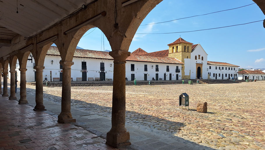 Colombie, Villa de Leyva : vue sur la Plaza Mayor de la Casa de Juan de Castellanos