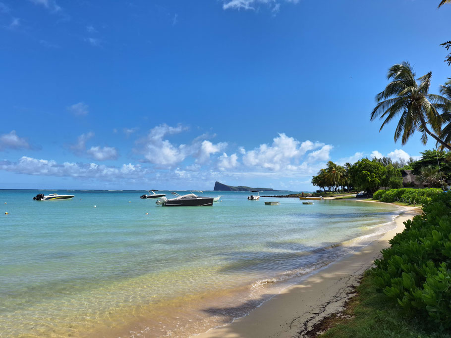 Ile Maurice : au sud de la plage de Bain Boeuf avec vue sur l'îlot Coin de Mire