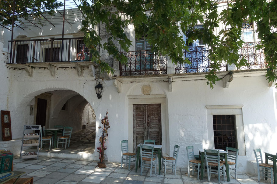 Grèce, Cyclades : Naxos, la place d'Apirathos (ou Apeiranthos)