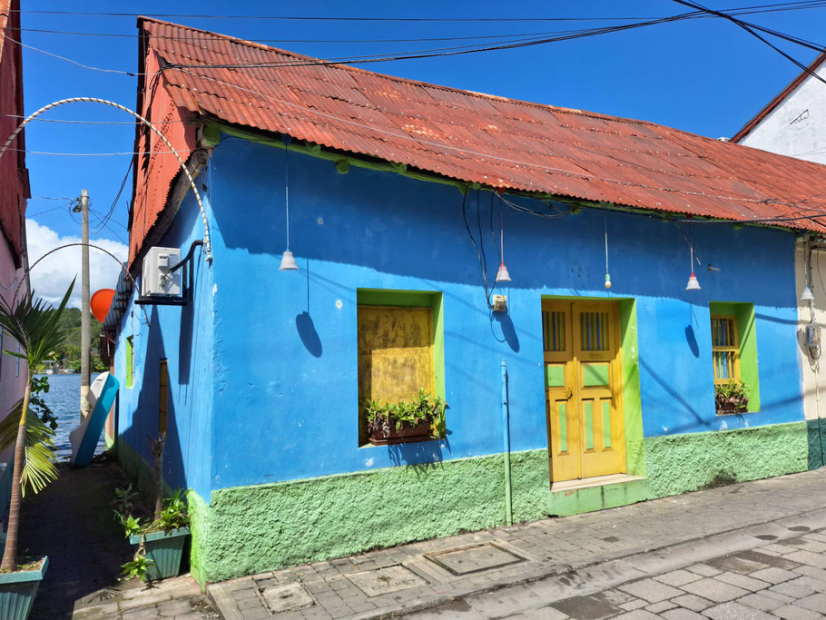 Guatemala, Petén Itzá : maison colorée à Flores