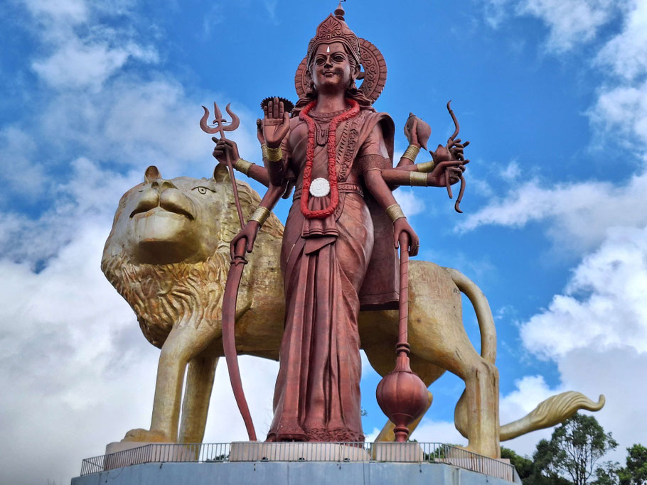 Ile Maurice : Maa Durga l'immense statue de la déesse du Gange à Grand Bassin