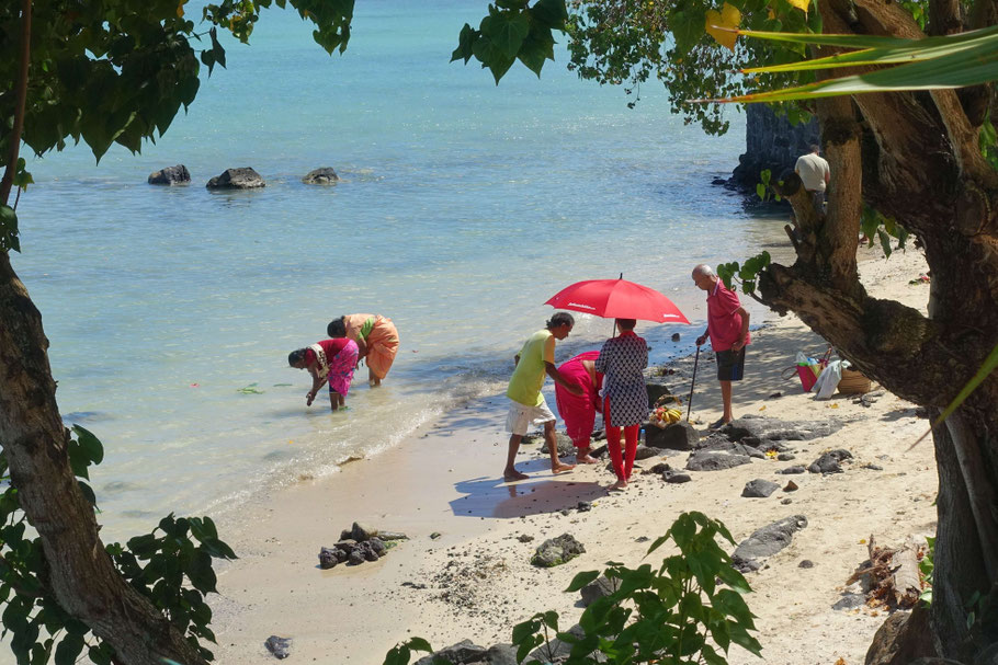Ile Maurice : célébration de la déesse Ganga Snan sur la plage de Mont Choisy, près du temple de Ganga Ghat Mandir
