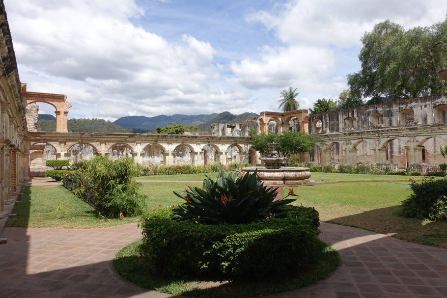 Guatemala, Antigua : cloître du couvent Santa Clara