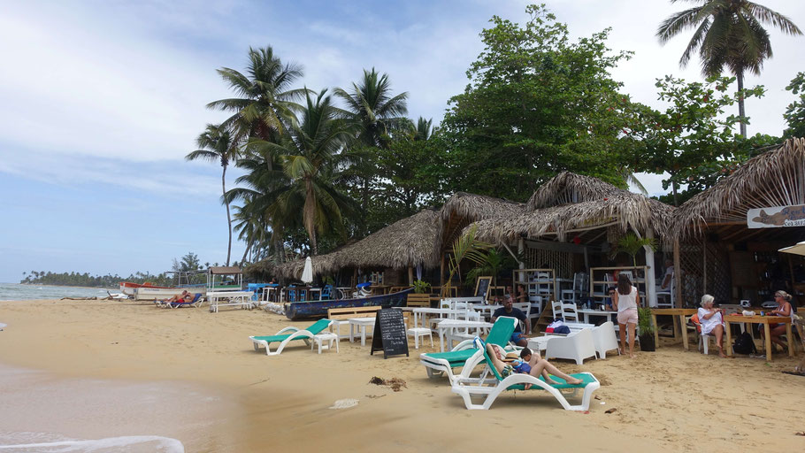 Sur la plage de Las Terrenas, possibilité de manger, de se reposer et de se baigner...