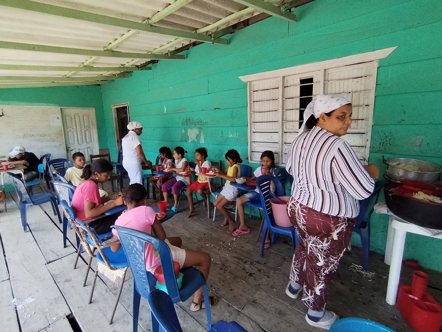 Colombie, Nueva Venecia : pause déjeuner pour les enfants de l'école