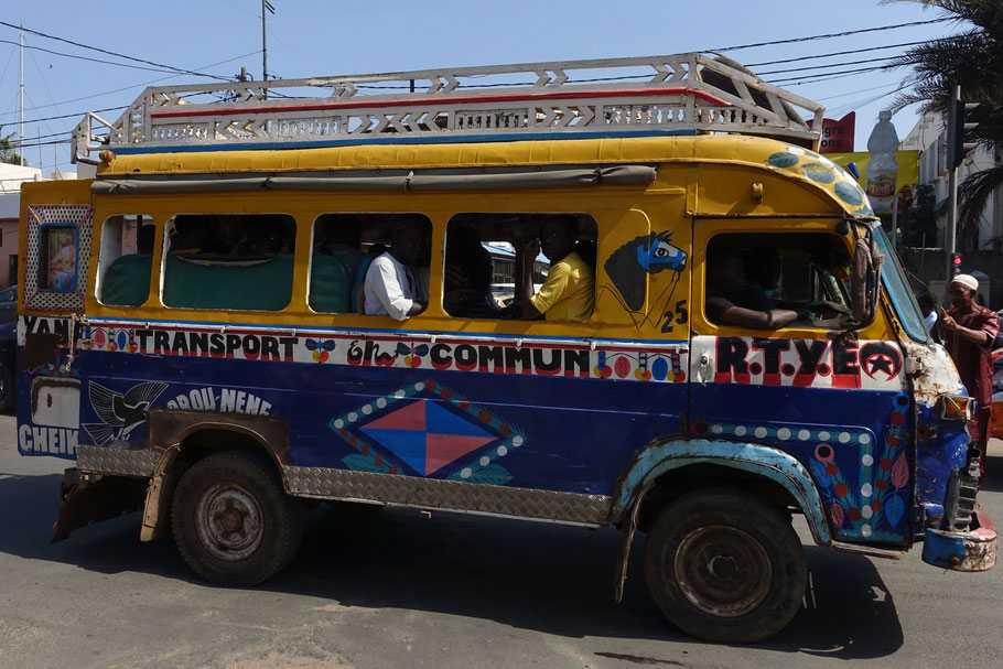 Sénégal, Dakar : mini-bus coloré avenue Blaise Diagne